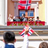 Blick auf den Balkon: Norwegen zeigt sich heute einheitlich im Farbenmeer der Nationalflagge. 