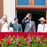 Dann betreten Königin Sonja und König Harald zusammen mit dem Kronprinzenpaar und Prinzessin Ingrid Alexandra den Balkon. 
