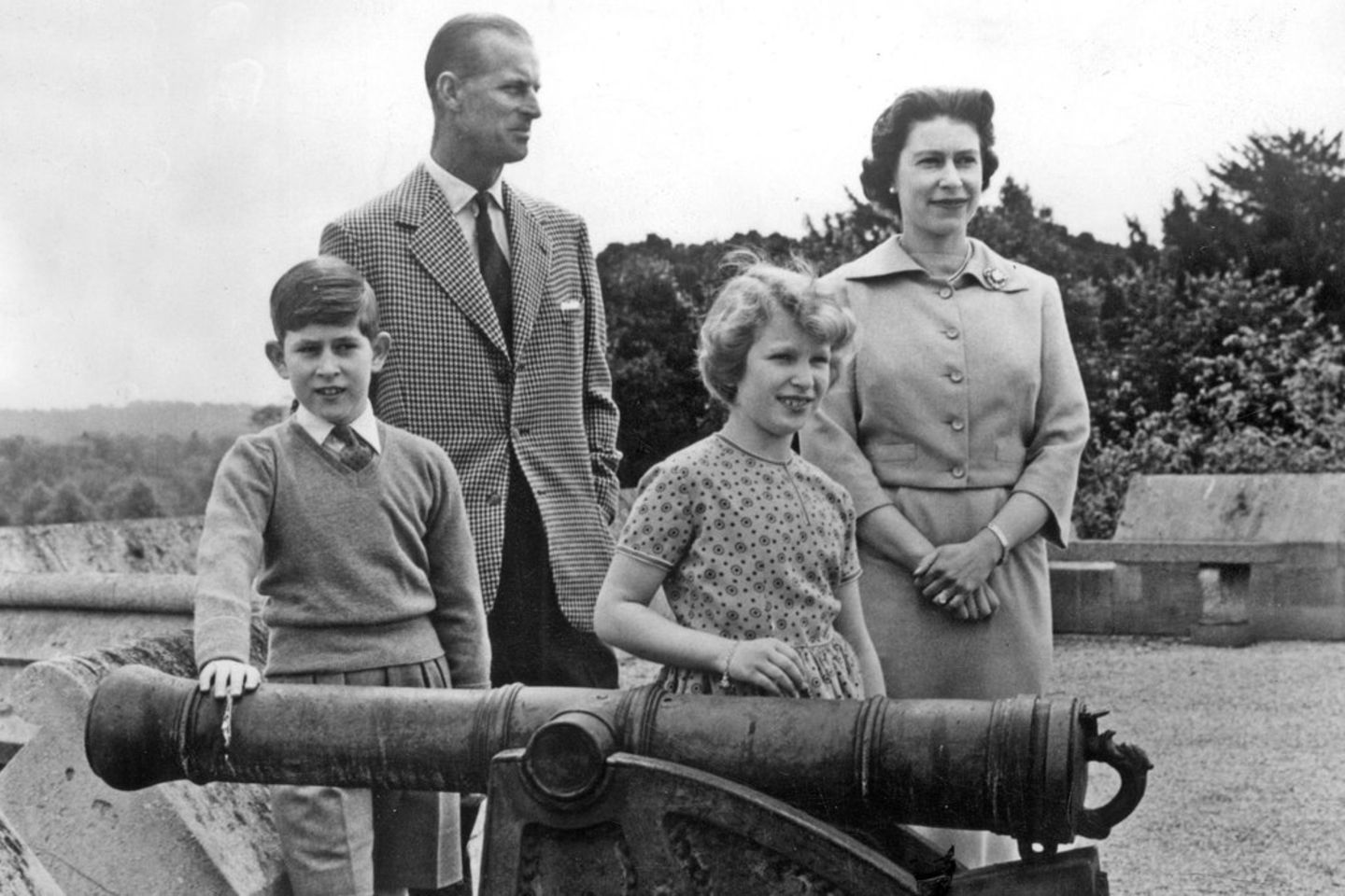 Viele Bilder der Royals wie dieses mit Queen Elizabeth, Prinz Philip und ihren Kindern Charles und Anne wurden veröffentlicht.