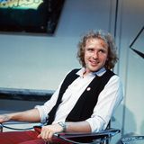 1982 ist Thomas Gottschalk bei der Show "Na Sowas" zu sehen – damals ist er gerade einmal 32 Jahre alt. Er zeigt sich mit lockigem, blondem Haar und was sollen wir sagen: Optisch ist sich Thomas bis heute treu geblieben!