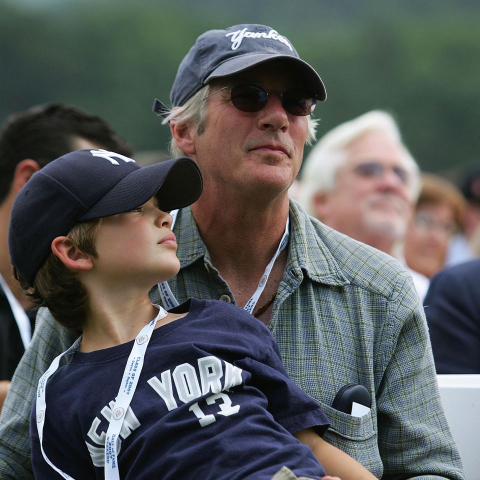 Im Sommer 2007 konnte Richard Gere seinen damals 7-jähriegn Sohn Homer James Jigme bei einem Event in der Baseball Hall of Fame in Cooperstown, New York noch ganz entspannt auf den Schoß nehmen. Mittlerweile hat sich das Größenverhältnis der beiden ein klein wenig verändert.