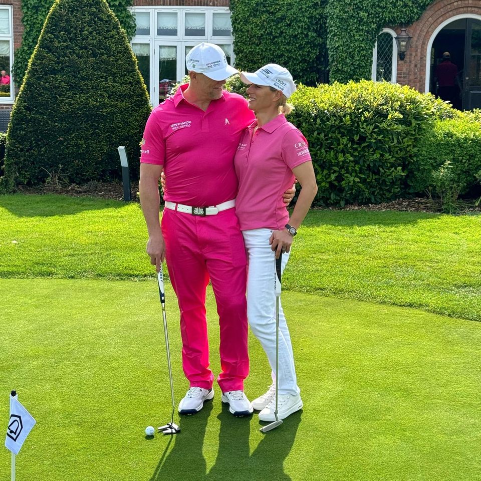 Mike und Zara Tindall sind seit 13 Jahren gücklich verheiratet – und das sieht man auch optisch. Als verliebte Einheit präsentieren sie sich auf dem Golfplatz, schauen sich trotz Partner-Cap tief in die Augen. Und die Looks? Auch die sind in Pink aufeinander abgestimmt. Fans feiern das Duo für sein Bild, schreiben: "Ihr rockt als Barbie und Ken".