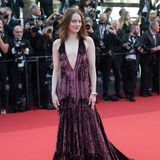 Emma Stone ist zurück auf dem roten Teppich! In Cannes präsentiert sie sich bei der "Kinds of Kindness"-Premiere in einem atemberaubenden Kleid mit V-Ausschnitt und unzähligen Pailletten von Louis Vuitton.