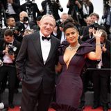 Francois-Henri Pinault freut sich sichtlich über den atemberaubenden Red-Carpet-Look seiner Frau Salma Hayek. Die dramatische Glamour-Robe in Aubergine stammt aus dem Hause Alexander McQueen.