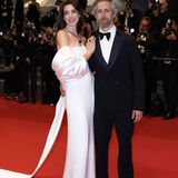 Adam Shulman hält seine bezaubernde Frau Anne Hathaway im eleganten Satin-Look in Weiß fest im Arm.