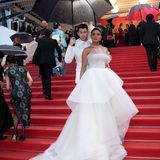 Regen fällt auf den Red Carpet der "Les Plus Belles Annees d'Une Vie"-Premiere, umso mehr leuchten Priyanka Chopra und Nick Jonas in ihrem glamourösem Partnerlook ganz in Weiß.