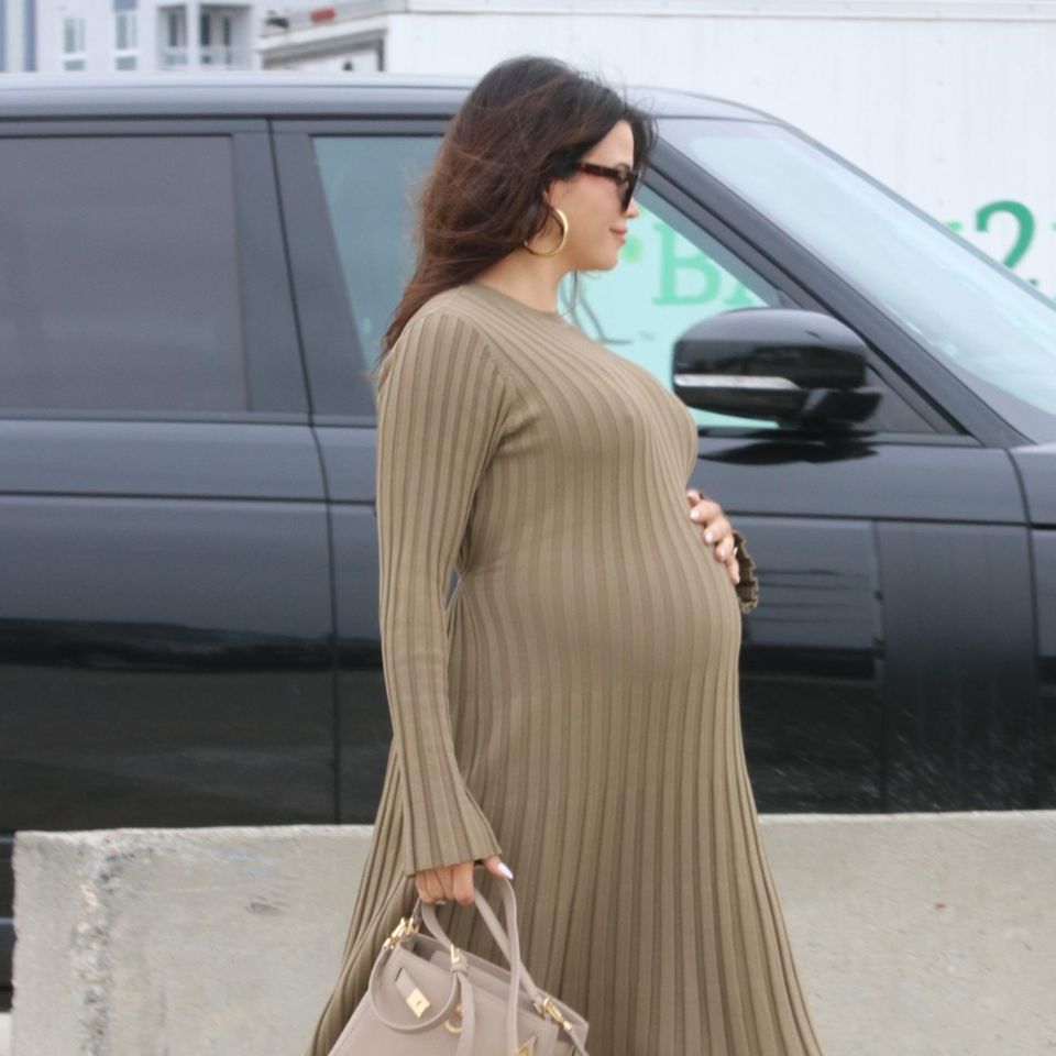 Lange kann es nicht mehr dauern, bis Jenna Dewan ihr drittes Baby endlich in den Armen halten kann. Den Baby-Bauch umhüllt die Schauspielerin mit einem khakifarbenen Kleid. Bequeme Sandalen und große Creolen runden den Look ab. 