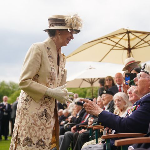 Die Gäste der Gartenparty hatten sicher einiges Spannende aus ihrem langen Leben zu erzählen, und diese Unterhaltung mit einem Veteranen bringt die Princess Royal zum Lächeln.