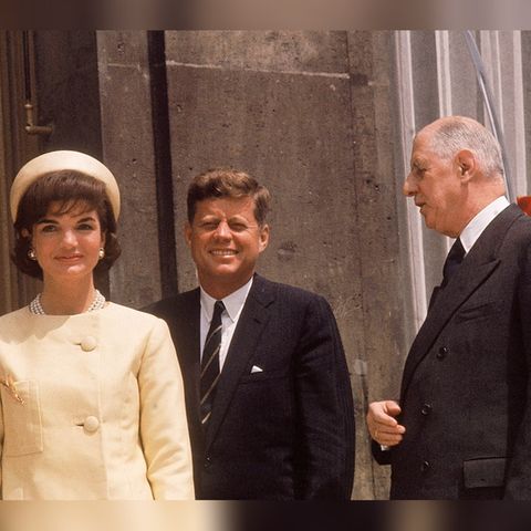 Jacqueline Kennedy Onassis mit ihrem Mann John F. Kennedy bei einem Staatsbesuch in Frankreich.