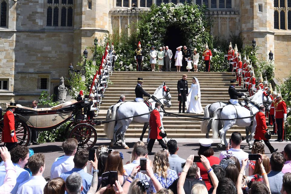 Die königliche Kutsche steht bereit, die das glückliche Brautpaar bei schönstem Sonnenschein durch Windsor fahren wird, wo tausende Gäste den beiden jubelnd gratulieren wollen.