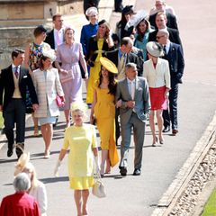 19. Mai 2018 Es ist DIE Hochzeit des Jahres: Prinz Harry nd Meghan Markle sagen in der St. George's Chapel in Windsor "Yes!". Die Gästeliste könnte illustrer nicht sein, hier haben sich Amal und George Clooney in die Menge gemischt, die in der Kapelle Platz nehmen darf.