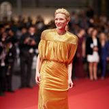 Like a golden Goddess: Cate Blanchett versprüht Old-Hollywood-Vibes in ihrem goldfarbenen Kleid mit figurbetontem Rock bei der "Rumors"-Premiere in Cannes. 