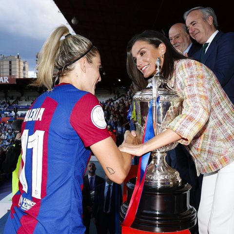 Die glänzende "Copa de la Reina" kann die Königin dann höchstpersönlich an die Kapitänin des FC Barcelona Alexia Putellas überreichen, ihre Mannschaft gewann im Stadion La Romareda überragend mit 8:0 gegen Real Sociedad.