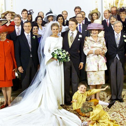 Auf dem gut gelaunten Gruppenbild kann man die lange Schleppe von Prinzessin Laurentien Brautkleids schön sehen, und auch, wie lang ihr Schleier war.
