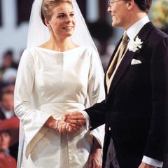 19. Mai 2002 Heute feiern nicht nur Prinz Harry und Herzogin Meghan ihren Hochzeitstag, auch Prinzessin Laurentien und Prinz Constantijn der Niederlande haben an diesem Mai-Tag geheiratet. Vor 22 Jahren gaben sich die beiden in der St. Jacobskerk in Den Haag das Jawort. Ihr schlicht-elegantes Seidenkleid mit dezenten Glockenärmeln wurde vom belgischem Modedesigner Édouard Vermeulen entworfen, in Sachen Mode seit vielen Jahren der "Liebling" der Benelux-Royals. Das schöne Lorbeerkranz-Diadem hält den langen Schleier.