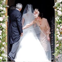 Wie zuvor Pippa bei Catherines, Princess of Wales, Hochzeit, ist die Frau von Prinz William die rechte Hand ihrer Schwester an deren Hochzeitstag. Sorgfältig richtet sie den Schleier beim Eintreten in die Kirche. 