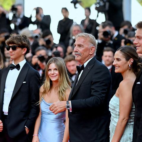 Stolzer Vater: Kevin Costner inmitten seiner Kinder Lily (v.l.), Hayes, Grace Avery, Annie und Cayden Wyatt in Cannes.