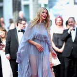 Fashion-Romantik pur: Sienna Millers bezaubert bei der Premiere von "Horizon: An American Saga"im taubenblauen, weichfließenden Rüschenkleid von Chloé.