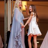 Und Sienna ist nicht allein nach Cannes gekommen, ihre Tochter Marlowe Sturridge sieht im zartrosa Satin-Dress ebenso bezaubernd aus wie ihre Mutter.