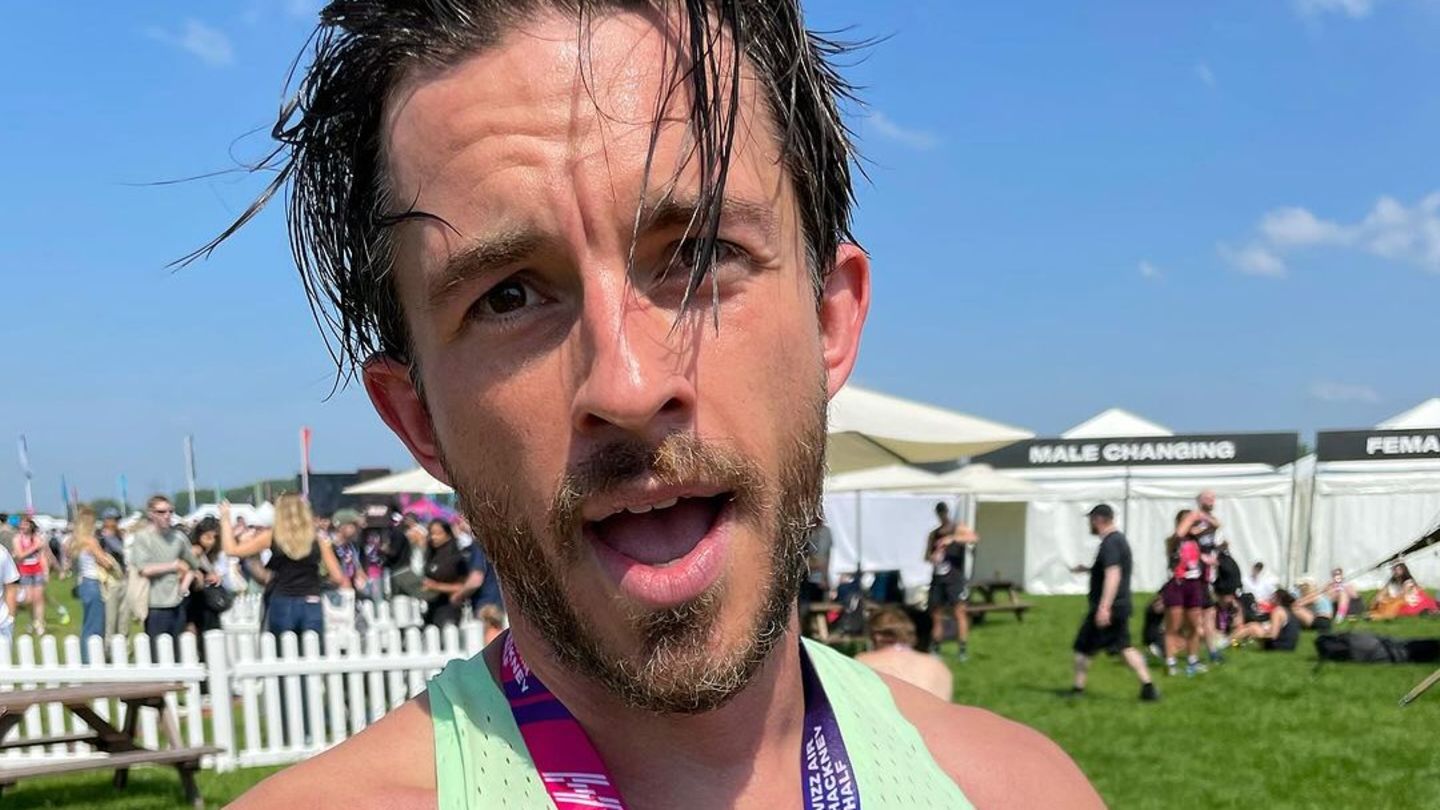 Stars beim Sport: Halbmarathon? Für den "Bridgerton"-Star ein Klacks!