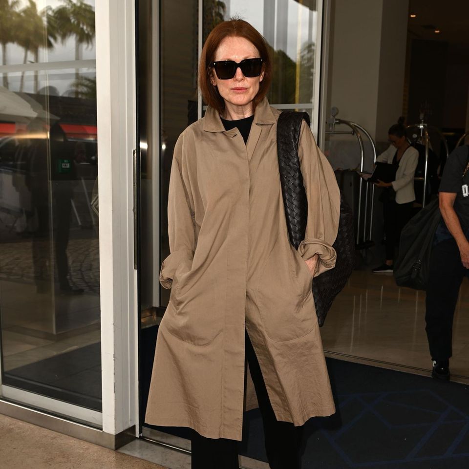 Auf dem Red Carpet Glamour pur, tagsüber ist Julianne Moore in Cannes in Trenchcoat und XL-Sonnenbrille inkognito unterwegs. Günstig ist ihr Look dabei aber nicht. Um die Schultern trägt sie die Jodie Bag von Bottega Veneta. 