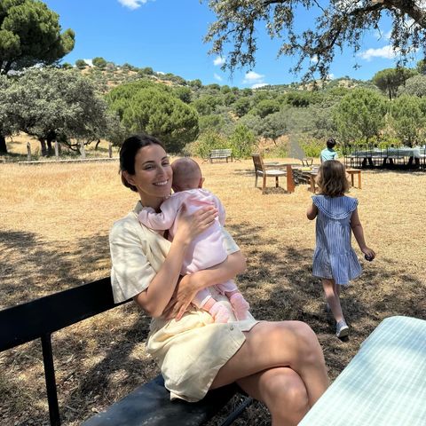 Alessandra de Osma teilt ein neues Foto mit Baby Alexia auf Instagram. Die Dreifach-Mama genießt einen Ausflug mit ihren Liebsten auf dem Land, wie sie hier verrät. Glücklich hält sie ihre jüngste Tochter in den Armen, während im Hintergrund die Zwillinge im Garten toben. Herrlich!