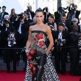 Floralen Glamour mit einem Hauch Asia-Style von Armani Privé präsentiert Topmodel Izabel Goulart auf dem "tapis rouge".