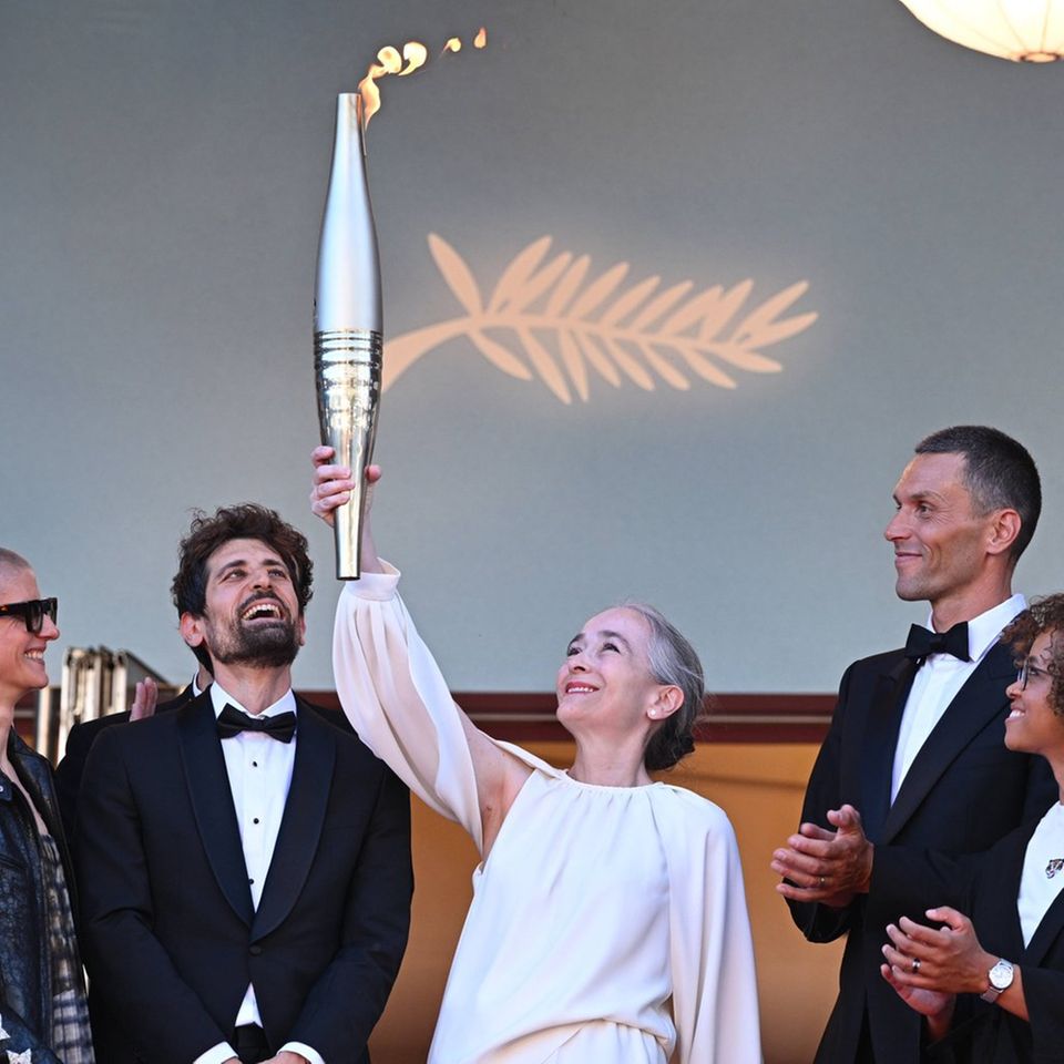Delphine Ernotte, Präsidentin der Europäischen Rundfunkunion, reckt in Cannes die Olympische Fackel in die Höhe.