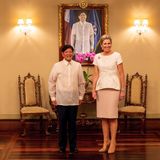 Der philippinische Präsident Ferdinand Marcos Jr. empfängt Königin Máxima in seinem Büro. 