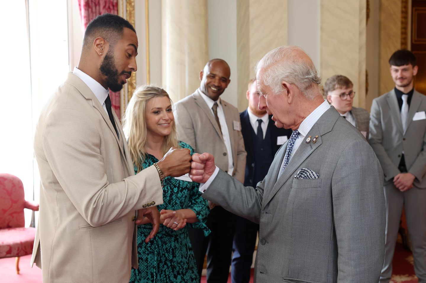 22. Mai 2024 König Charles zeigt sich am Mittwoch von seiner lockeren Seite: Beim Empfang des Prince's Trust Award im Buckingham Palast gibt DJ Tyler West dem König zur Begrüßung die Faust...