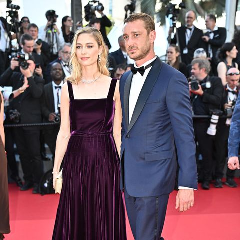 Auch Beatrice Borromeo und Pierre Casiraghi sind zu den Filmfestspielen nach Cannes gereist und besuchen die Premiere von "Le Comte De Monte-Cristo". Als Markenbotschafterin von Dior begeistert Beatrice natürlich in einem lilafarbenen Samtkleid des Labels. Pierre setzt auf schlichte Eleganz im dunkelblauen Anzug.
