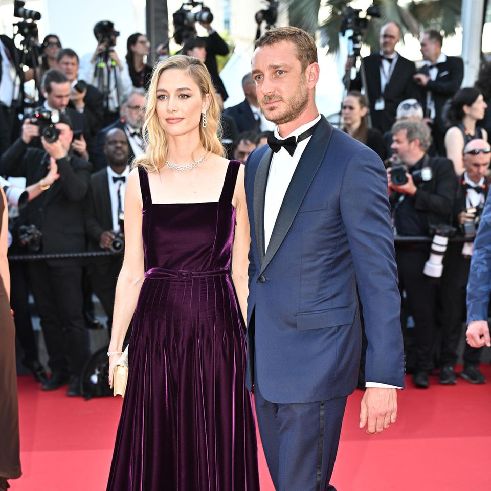 Auch Beatrice Borromeo und Pierre Casiraghi sind zu den Filmfestspielen nach Cannes gereist und besuchen die Premiere von "Le Comte De Monte-Cristo". Als Markenbotschafterin von Dior begeistert Beatrice natürlich in einem lilafarbenen Samtkleid des Labels. Pierre setzt auf schlichte Eleganz im dunkelblauen Anzug.