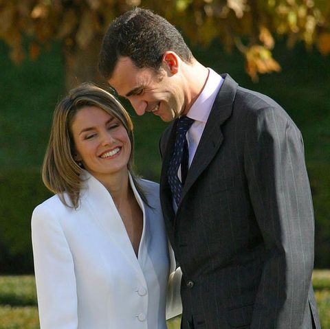 Königin Letizia von Spanien und König Felipe bei ihrer Verlobung 2003