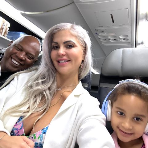 "Jetset Life - Lieben wir! So toll, dass Amanda alles immer so super mitmacht. Wir lieben es, ihr die Welt zeigen zu können", schreibt Sophia Vegas zu ihrem Selfie aus dem Flieger. Wir sind gespannt, wo es für die Familie als Nächstes hingeht. 