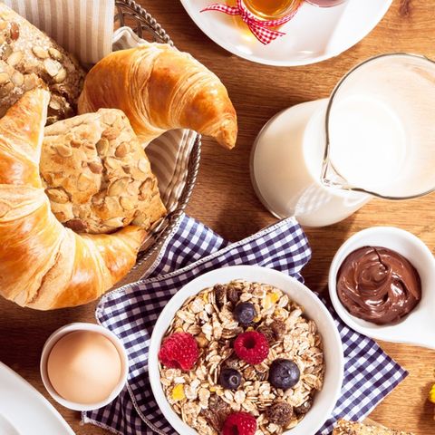 Ein reich gedeckter Frühstückstisch bietet zwar viel Auswahl, doch nicht immer sind die Lebensmittel auch energiereich.