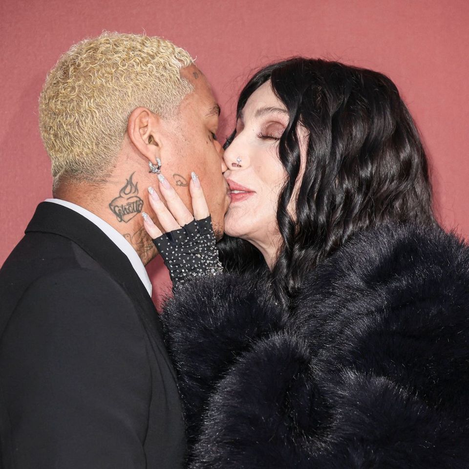 Cher küsst ihren Freund Alexander Edwards auf der amfAR-Gala in Cannes.