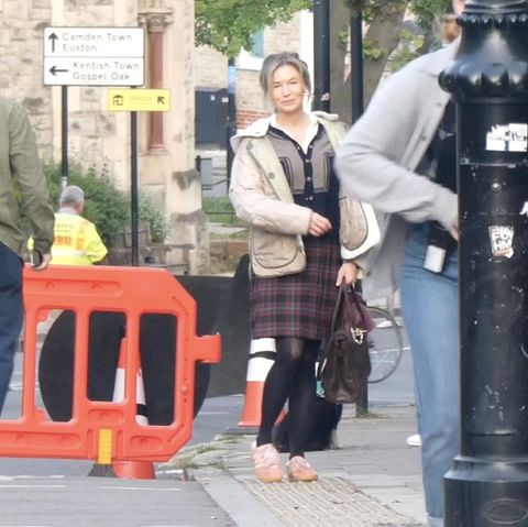Die amerikanische Schauspielerin Renee Zellweger wird im Londoner Stadtteil Camden bei den Dreharbeiten zum neuen "Bridget Jones"-Film gesehen. Der vierte Teil der beliebten Filmreihe soll 2025 in die Kinos kommen – Fans können also schon mal die Vorfreude starten.