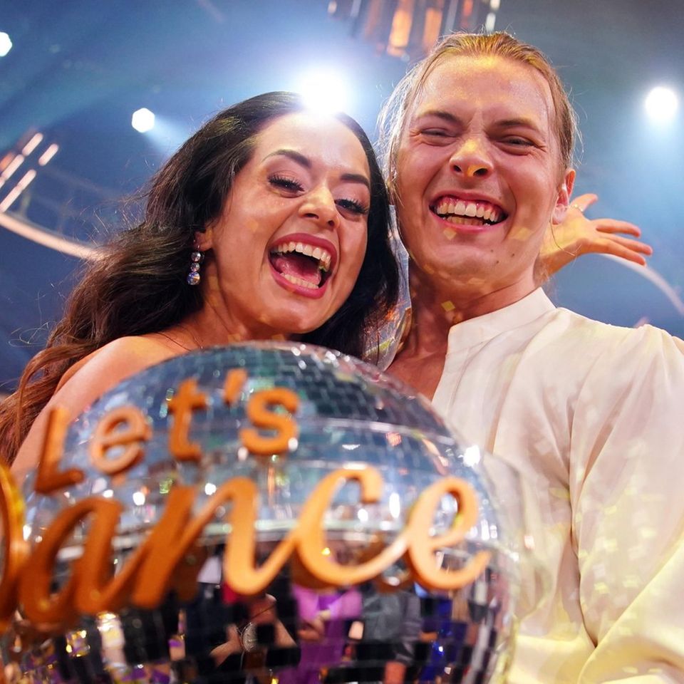 Überglücklich: Gabriel Kelly und Malika Dzumaev nach ihrem Sieg der "Let's Dance"-Staffel 2024.