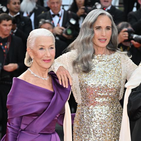 Andie Macdowell, Helen Mirren und Iris Berben posieren vertraut in Cannes bei der FIlmpremiere von 'La Plus Precieuse des Marchandises'. 