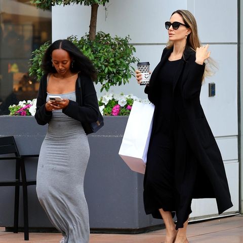 23. Mai 2024 Angelina Jolie vertreibt sich die Zeit mit Shopping in Los Angeles. Die Schauspielerin wird diese Woche mit Tochter Zahara gesichtet, nachdem bekannt wurde, dass ein Gericht die Oscarpreisträgerin dazu auffordert, alle Schweigevereinbarungen offenzulegen, um die Hintergründe des Verkaufs ihrer Anteile an dem ehemals gemeinsamen Weingut von ihr und Ex-Mann Brad Pitt zu klären. 