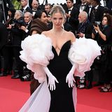 Die deutsche Unternehmerin Leonie Hanne schafft es immer wieder Glamour mit Eleganz auf dem roten Teppich zu vereinen. Designt ist die Robe von Nicole + Felicia – eine Couture-Marke, die auch ein Kleid für Taylor Swift bei ihrer Eras Tour entworfen hat. 