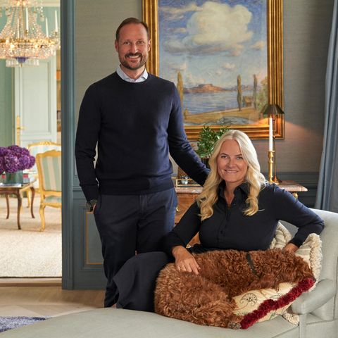 25. Mai 2024 Einen Tag später veröffentlich das norwegische Königshaus weitere neue Pressefoto von Prinz Haakon und Prinzessin Mette-Marit. Im Gegensatz zu den förmlichen Porträts in eleganter Abendrobe zeigt sich das Kronprinzenpaar hier entspannt mit Familienhund Molly im heimischen Wohnzimmer. 