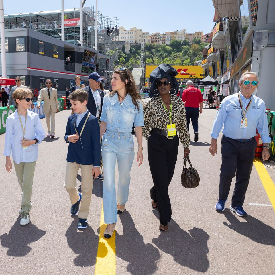 25. Mai 2024 Am Nachmittag treffen einige bekannte Gesichter auf dem Circuit de Monaco ein: Charlotte Casiraghi kommt zusammen mit ihrem Neffen Alexandre Casiraghi und Sohn Raphael Elmaleh zum Qualifying. Begleitet werden sie von Musikerin Khadja Nin und dem ehemaligen Rennfahrer Jacky Ickx. 