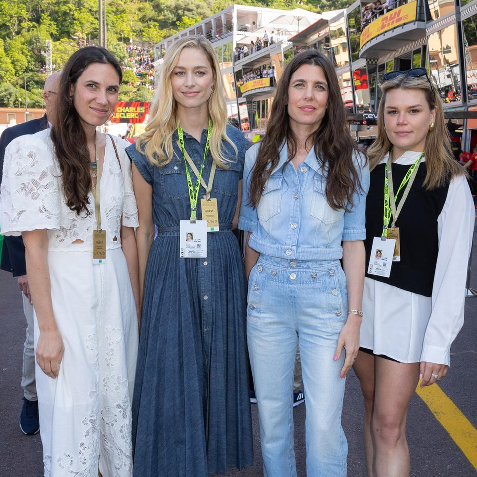 Tatiana Santo Domingo, Beatrice Borromeo, Charlotte Casiraghi and Camille Gottlieb verbringen ihre Zeit gemeinsam beim Grand Prix von Monaco. Schon hier sticht eine Sache direkt ins Auge. 