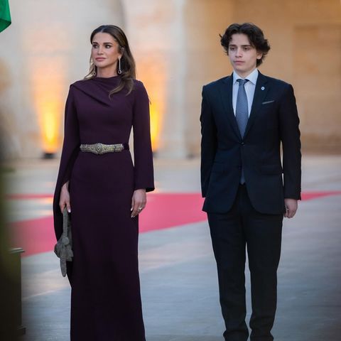 Den 78. Unabhängigkeitstag Jordaniens feiert Königin Rania in einem einärmligen Cape-Kleid von Solace London. Der dunkle Lilaton schmeichelt dem schönen olivfarbenen Teint der Mutter von Prinz Ashem bin Al Abdullah, der Ornament-Gürtel betont ihre Taille. Dezente, hängende Ohrringe komplettieren den gelungenen Look.