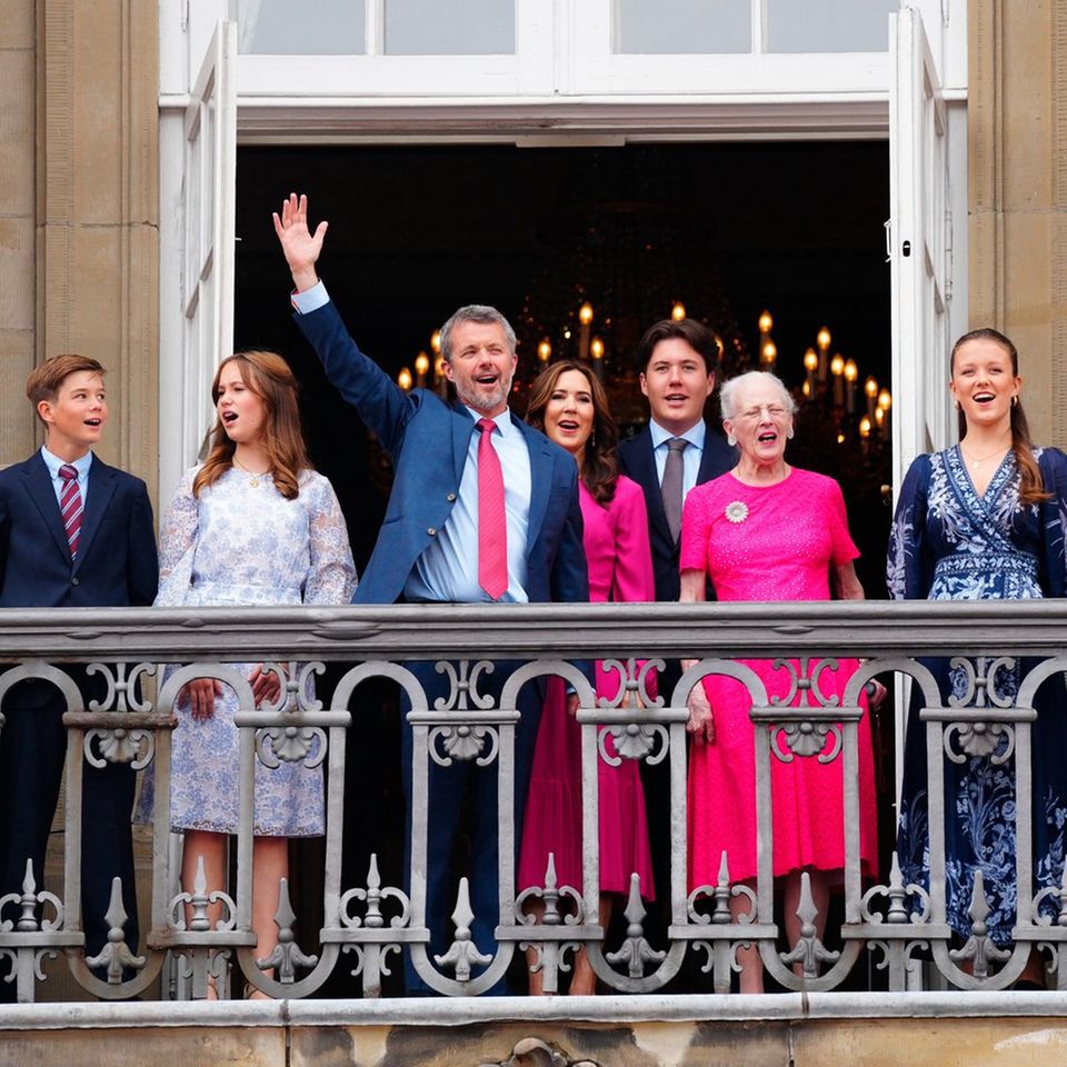König Frederik feiert mit Ehefrau Mary, den gemeinsamen Kindern und seiner Mutter Margrethe auf dem Palastbalkon.