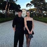 26. Mai 2024 Gesichtet! Bei den Filmfestspielen in Cannes sorgt dieses Duo für Aufsehen: Wincent Weiss und Lena Gercke lächeln für ihre Instagram-Community in die Kamera. In elegantem Schwarz gekleidet sind die zwei Stars auf dem Weg zu einem Event. Ein Foto, das ihre Fans lieben und mit zahlreichen Likes versehen.