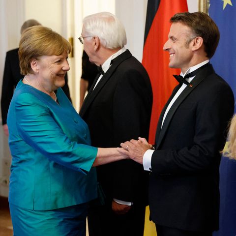 Angela Merkel: Emotionales Wiedersehen mit Macron, Angela Merkel schüttelt die Hand von Emmanuel Macron
