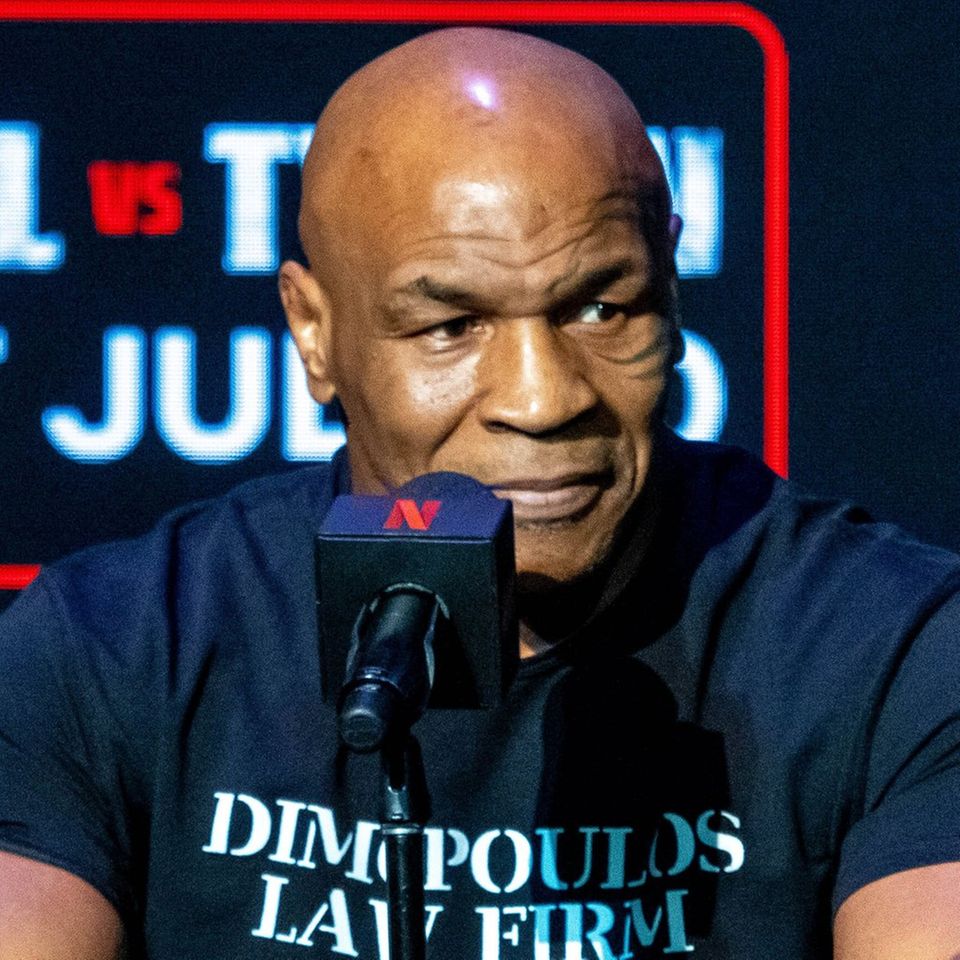 Mike Tyson während einer Pressekonferenz zu seinem bevorstehenden Kampf.
