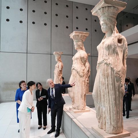 Nach einem erfolgreichen Auftakt bekommt die japanische Prinzessin eine private Führung durch das Akropolismuseum.